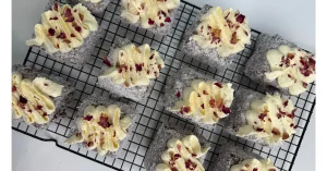 Lamington traditionnel australien au chocolat et noix de coco, revisité façon Mouskoutchou avec chantilly mascarpone et pétales de roses