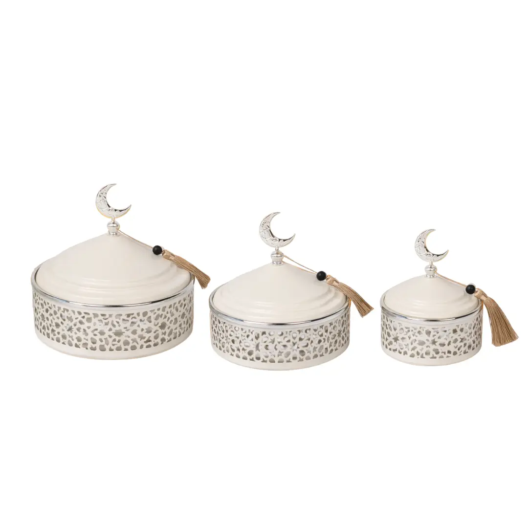 plat de presentation laya argent Lot de 3 boîtes décoratives orientales en métal argent et crème avec motifs ajourés et croissant de lune.