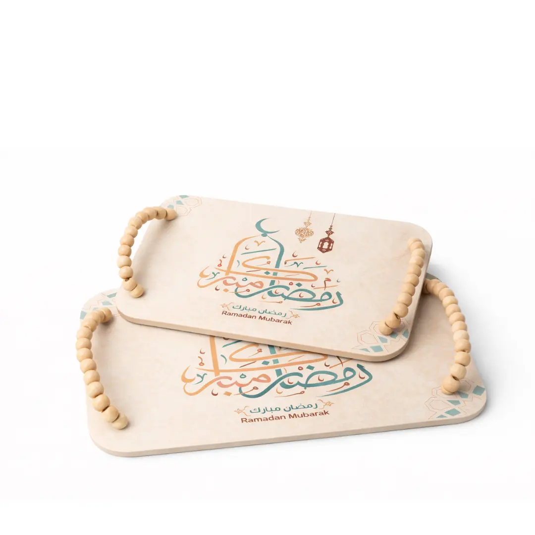 plateaux bois ramadan mubarak x2 Lot de deux plateaux en bois avec poignées en perles et inscription Ramadan Mubarak, décor oriental élégant.